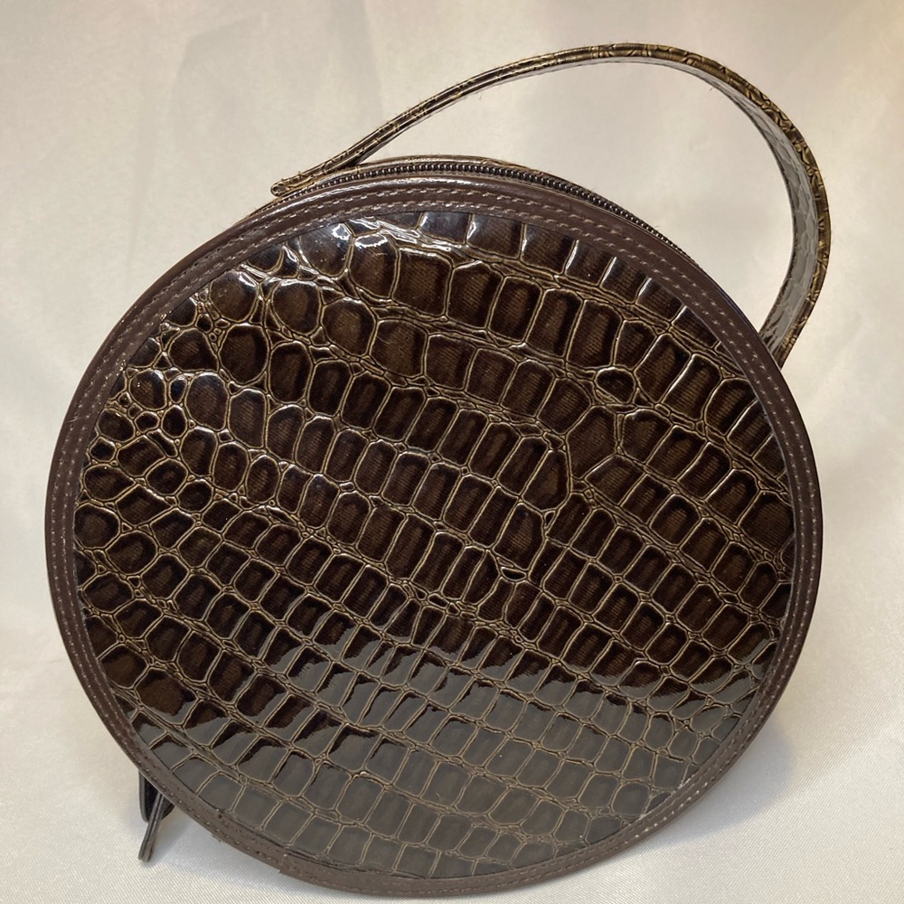AHAVA hat box cosmetics bag.